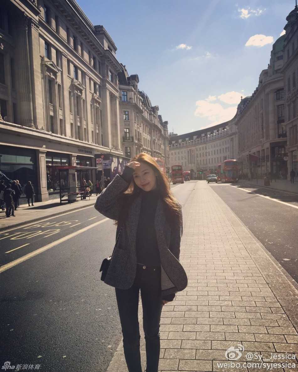 郑秀妍迈着自信的步伐，如同掌控全局的女王，将个人时尚品味与强大气场完美融合