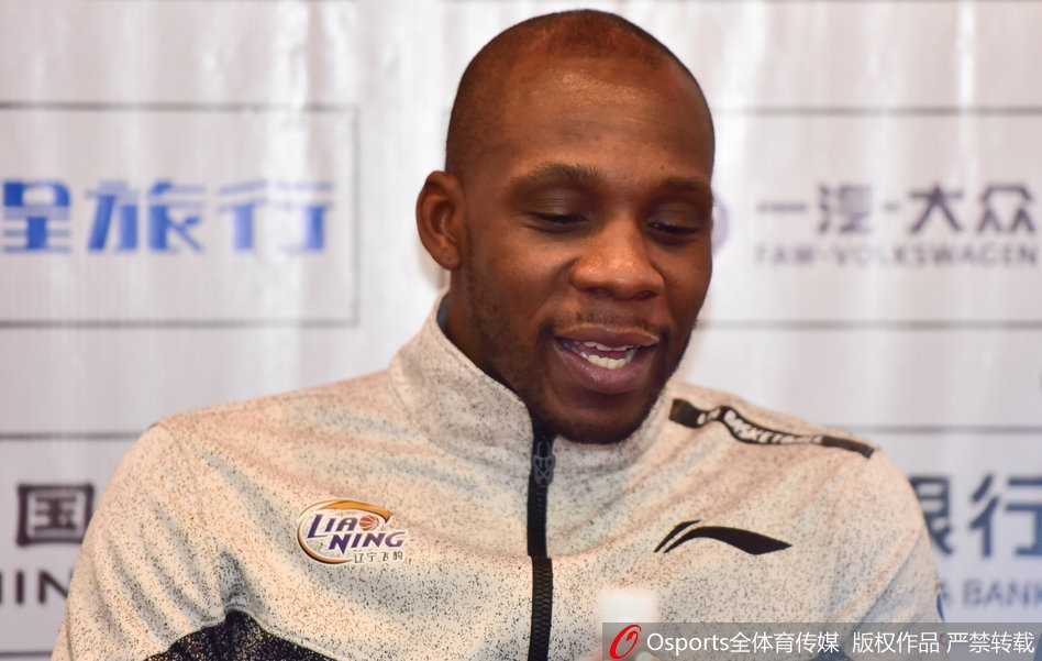 郭士强携哈德森出席发布会,大胜夜共话外援里程碑 发布会现场的媒体记者们纷纷将镜头对准郭士强和哈德森,记录下这场大胜后的发言。