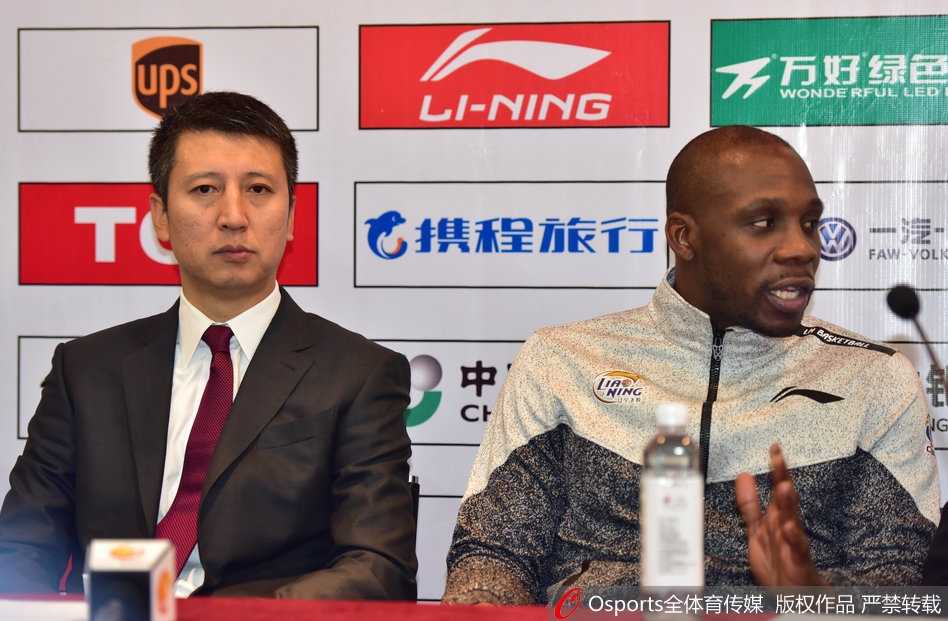 郭士强携哈德森出席发布会,大胜夜共话外援里程碑 郭士强在发布会上认真倾听记者提问,身旁的哈德森若有所思地看向一侧。