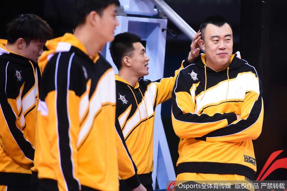 郭艾伦与韩德君全明星赛前“秀恩爱” 这对活宝又来了 郭艾伦在训练中运球通过,眼神专注中带着一丝狡黠,身后的韩德君张开双臂,似乎正在防守这位灵活的队友,但脸上的笑意却出卖了他此刻轻松的心情。