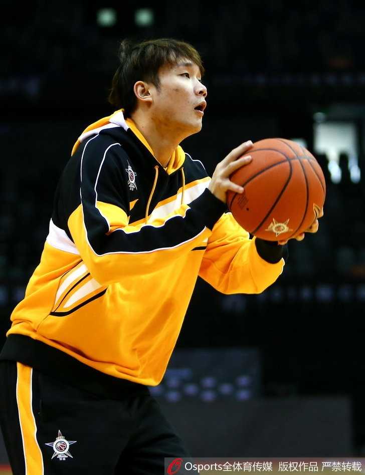 郭艾伦与韩德君全明星赛前“秀恩爱” 这对活宝又来了 训练场上,郭艾伦一脸坏笑地凑到韩德君身边,伸出“魔爪”似乎想要逗弄这位庞大的队友,韩德君则低头憨笑,一脸宠溺地配合着这位小老弟的恶作剧。