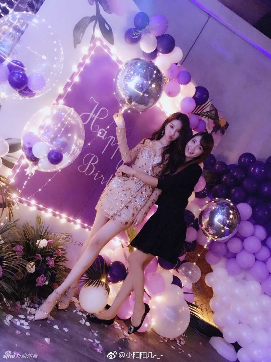 郭艾伦前女友马阳阳庆生宴,一众长腿女神齐聚惊艳时光 镜头扫过,派对上的女孩们或交谈或浅笑,每个人都是自带光环的女神,整个房间星光熠熠