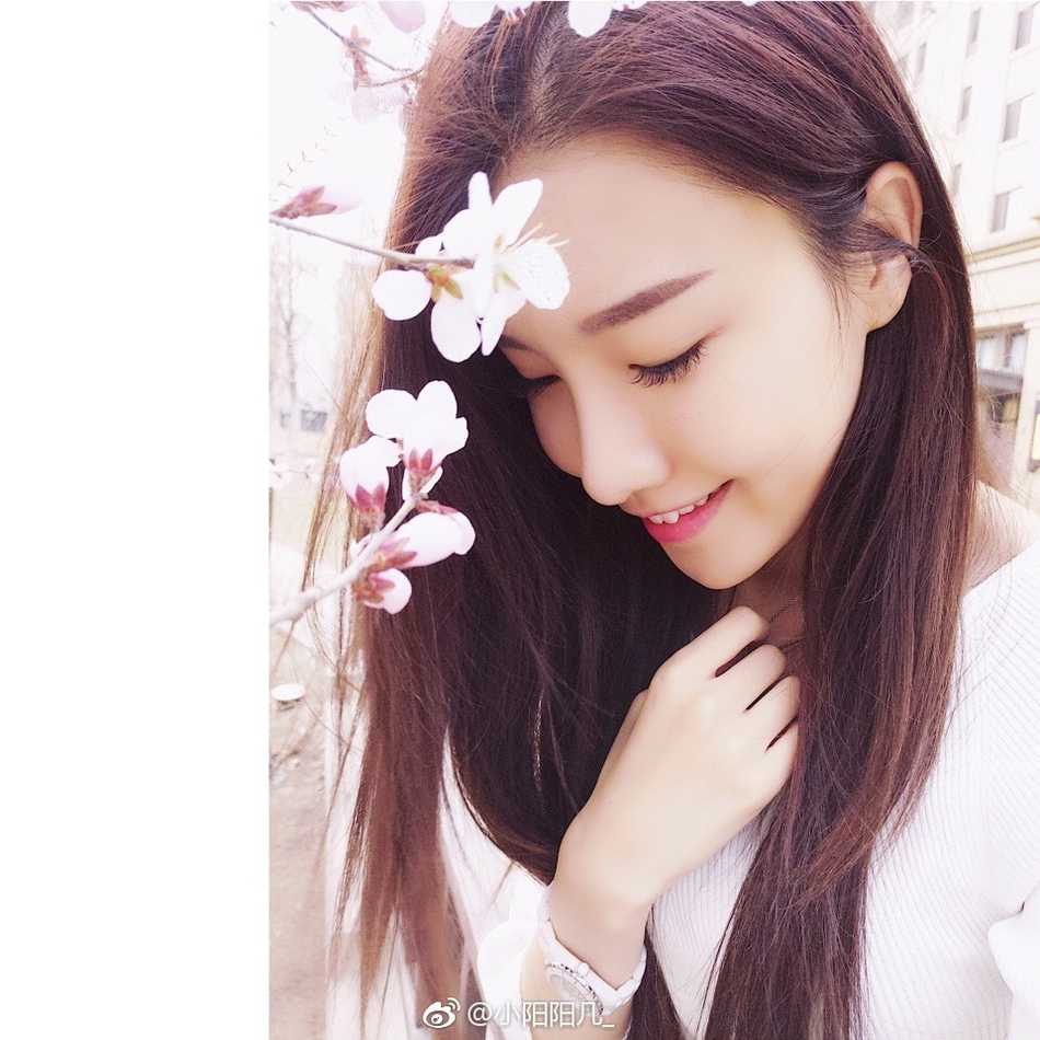 马阳阳与香港珠宝学院院长合影，手拿证书的她眉眼弯弯，难掩获得专业认可的喜悦