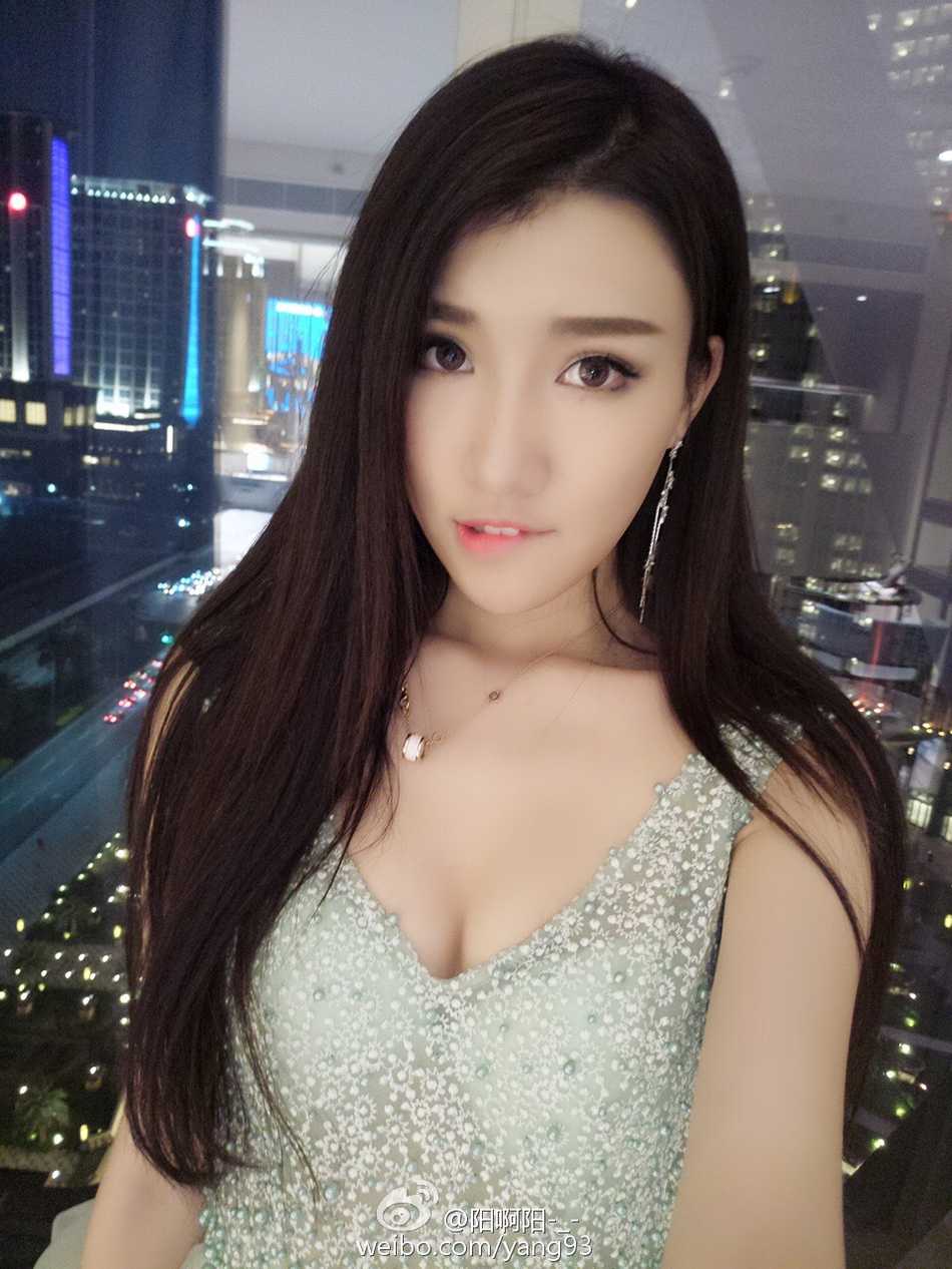 马阳阳身着简约休闲装，自然的站姿勾勒出高挑曼妙的身形，散发着阳光活力的气息