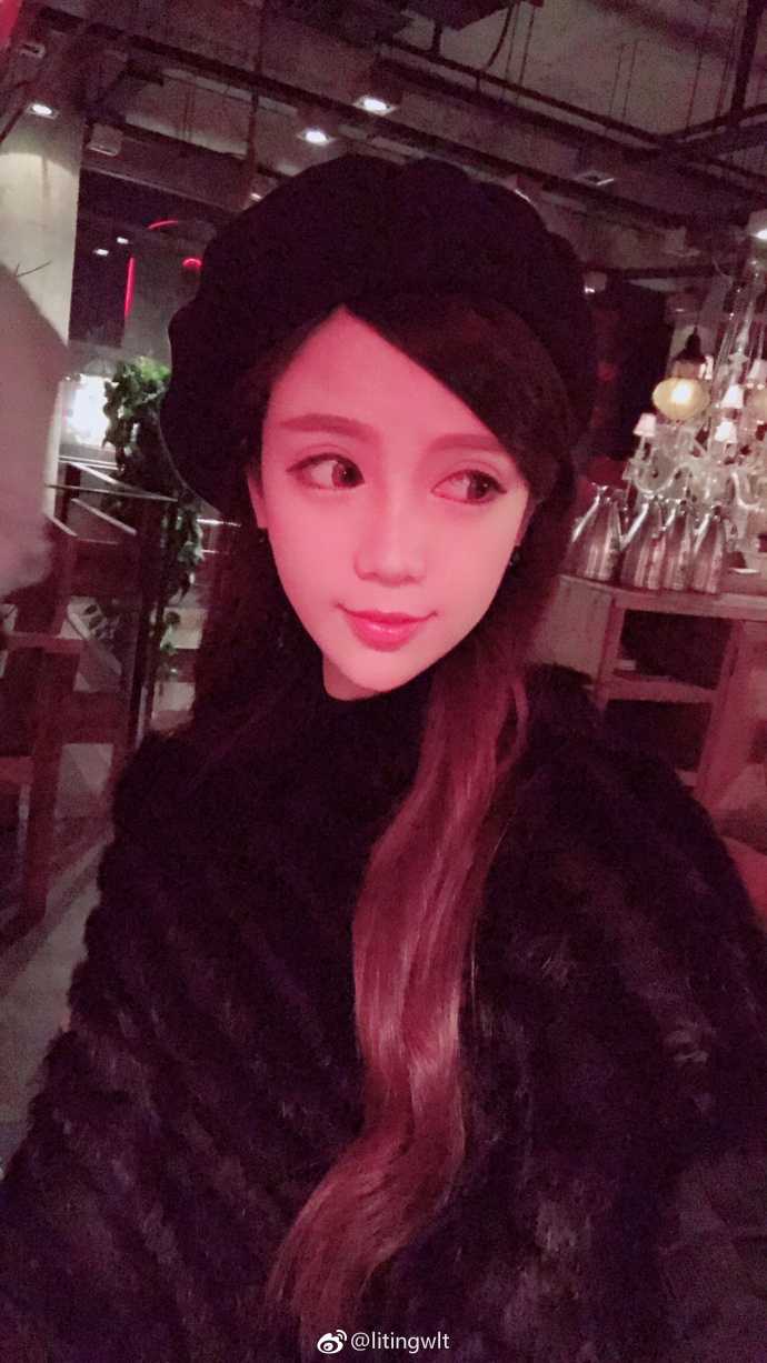 郭艾伦情感往事新篇:从空姐前女友到篮球网红 场边的她安静地注视着远方,微卷的长发搭在肩上,嘴角挂着一抹恬淡的微笑,仿佛在回忆那些跟随球队南征北战的青春印记。