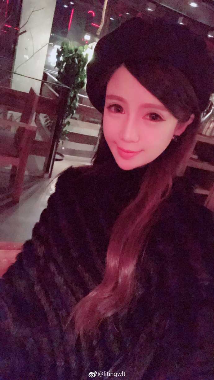 郭艾伦情感往事新篇:从空姐前女友到篮球网红 阳光洒在肩头,郭艾伦前女友身着休闲装束,回眸一笑间定格了午后惬意的时光,眼神中流露出曾经的温柔与眷恋。