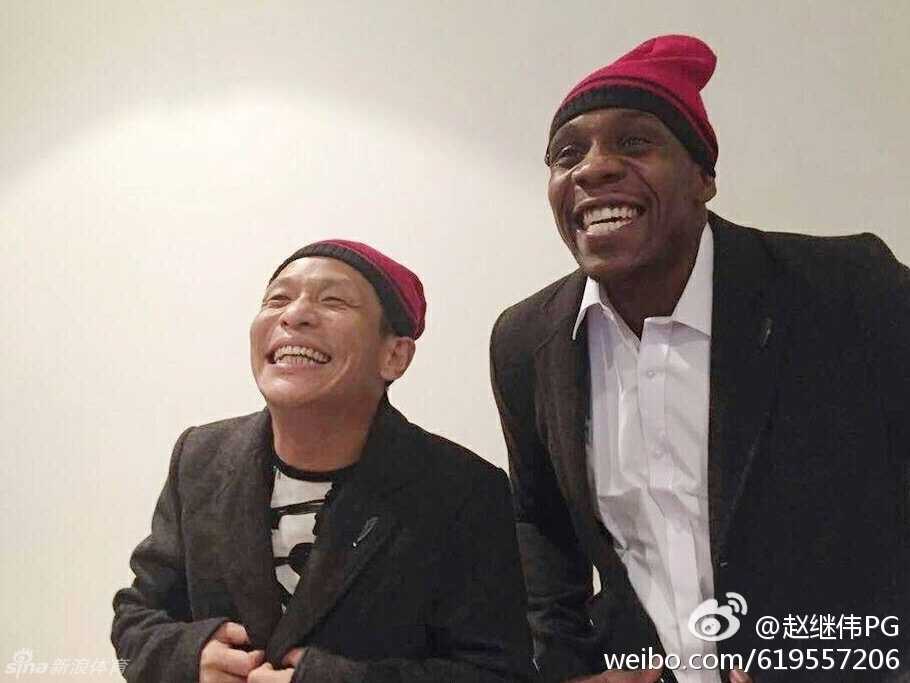 郭艾伦牵线“亲哥俩”宋小宝哈德森,辽视春晚后台飙戏比“损色” 哈德森与宋小宝面对面飙戏,哈德森张开双臂表情夸张,宋小宝则微微弯腰,眼神中带着东北喜剧人特有的狡黠与幽默。