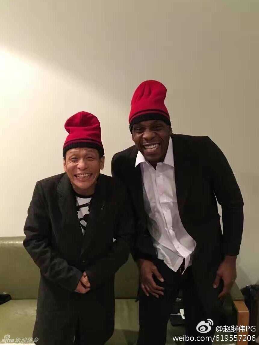 郭艾伦牵线“亲哥俩”宋小宝哈德森,辽视春晚后台飙戏比“损色” 彩排现场灯光昏暗,哈德森身穿灰色西装,表情严肃地用手指着前方,仿佛在小品中遇到了什么让他震惊又好笑的事儿。