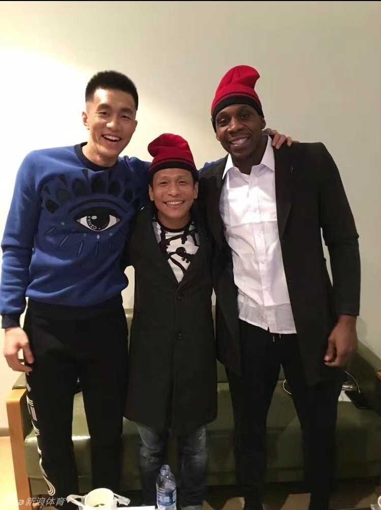 郭艾伦牵线“亲哥俩”宋小宝哈德森,辽视春晚后台飙戏比“损色” 宋小宝和哈德森戴着同款红色毛线帽,二人对着镜头咧嘴大笑,不仅表情神同步,就连眼角的笑纹都如出一辙,像极了刚认亲的哥俩。