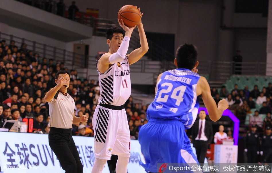 郭艾伦生日夜狂飙三十分,辽宁主场送青岛七连败 赛后,辽宁队的英雄们围在一起,郭艾伦搂着队友开怀大笑,主场的大比分胜利让每个人的脸上都洋溢着喜悦。