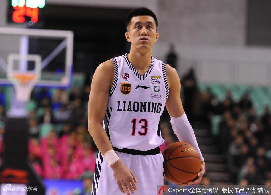 郭艾伦生日夜狂飙三十分,辽宁主场送青岛七连败 面对旧主的刘书楠毫无惧色,他高高跃起,在空中拉杆躲过封盖,将球稳稳送入篮筐,证明了自己的价值。
