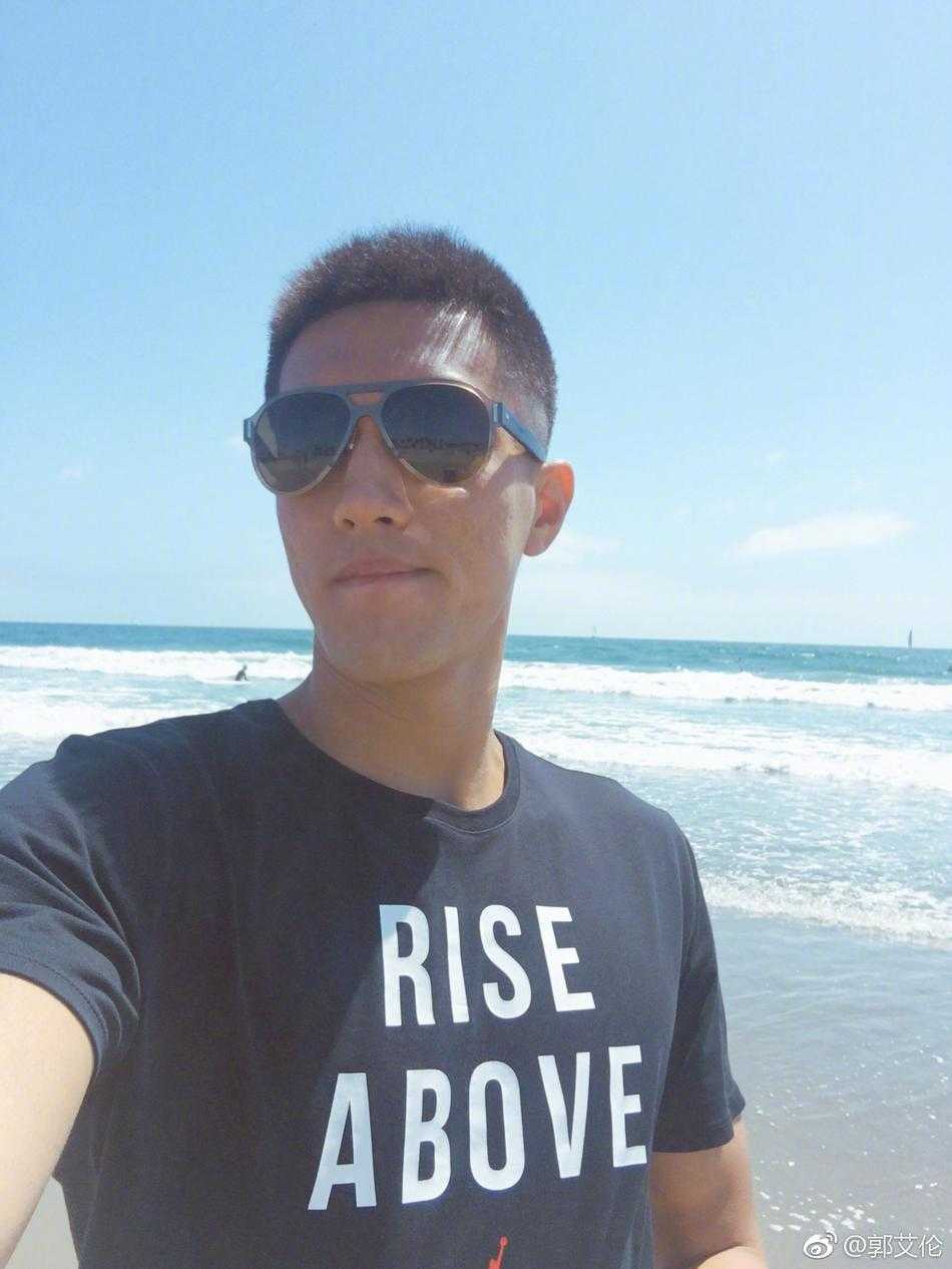 一根烤得恰到好处的玉米，玉米粒泛着焦糖色的油光，郭艾伦的手握着竹签，这根在东北随处可见的烤苞米，此刻在洛杉矶海滩上成了最吸睛的“土味奢侈”