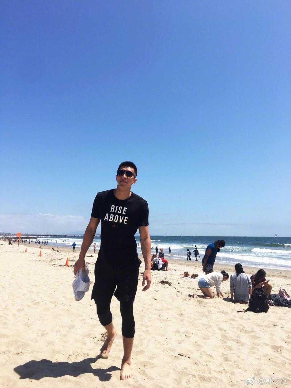 郭艾伦的美国特训日记:沙滩、烤苞米与篮球的快乐交响 烤苞米特有的焦黄颗粒在郭艾伦嘴边留下了痕迹,他顾不上擦,对着镜头露出满足又带点孩子气的得意表情。