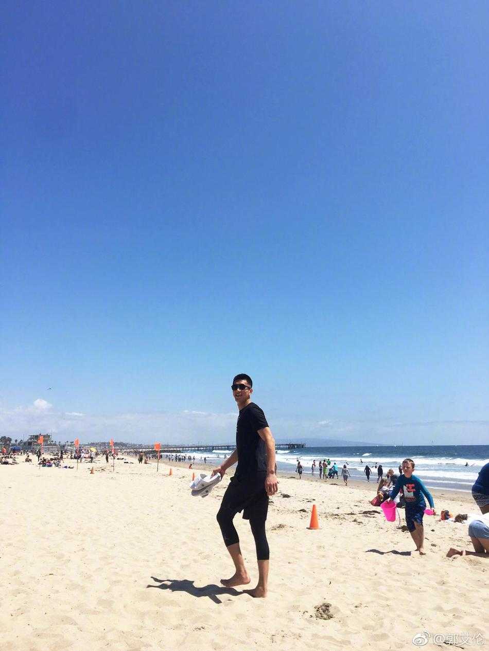 郭艾伦的美国特训日记:沙滩、烤苞米与篮球的快乐交响 球场上,郭艾伦专注地运球突破,眼神犀利,防守球员被他甩在身后,这一刻,洛杉矶的球场仿佛成了他的主场。