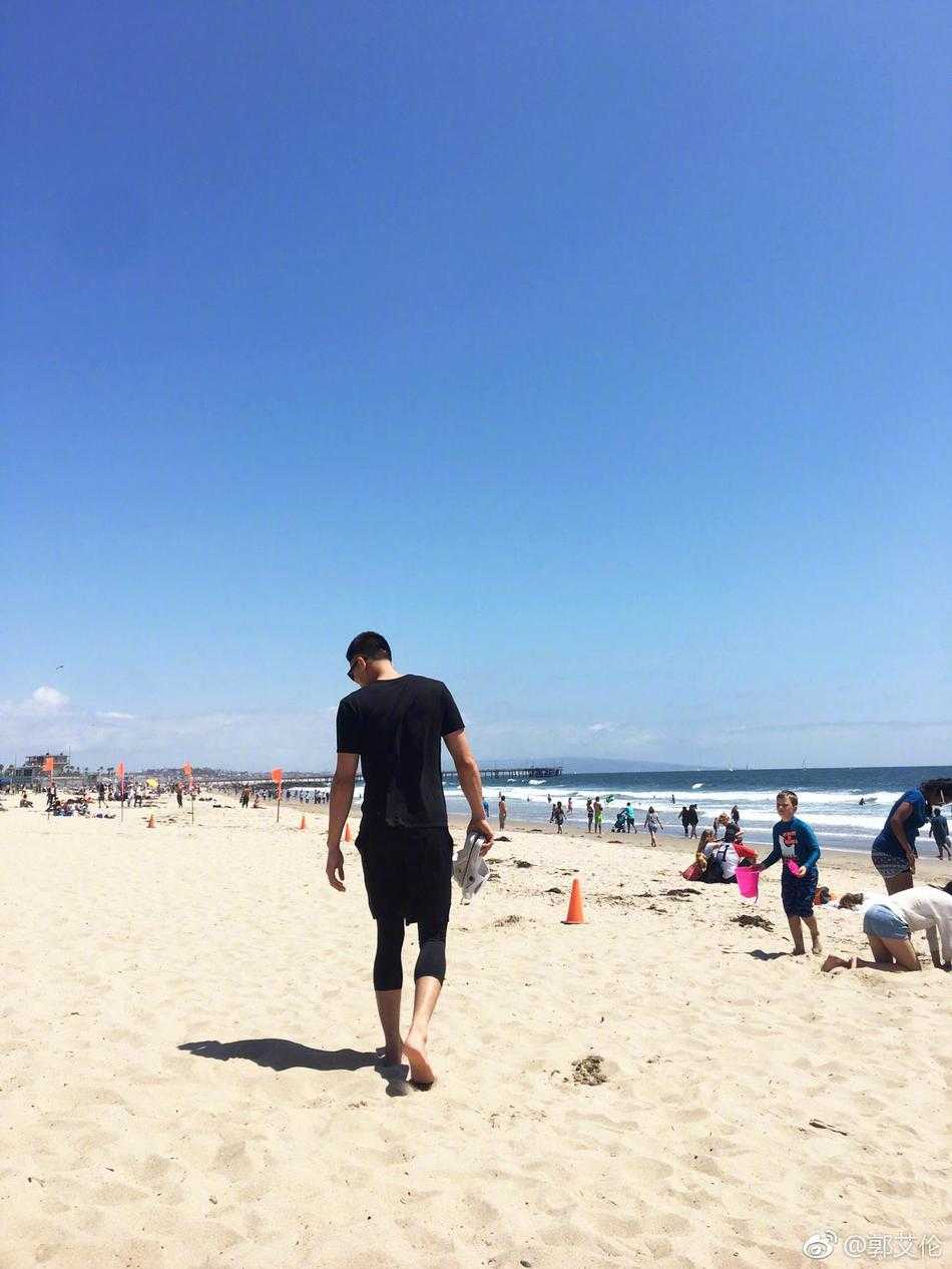 郭艾伦的美国特训日记:沙滩、烤苞米与篮球的快乐交响 在洛杉矶的球馆里,郭艾伦和林书豪勾肩搭背,两人对着镜头露出灿烂笑容,身后的篮球架见证着他们跨越多年的友谊。