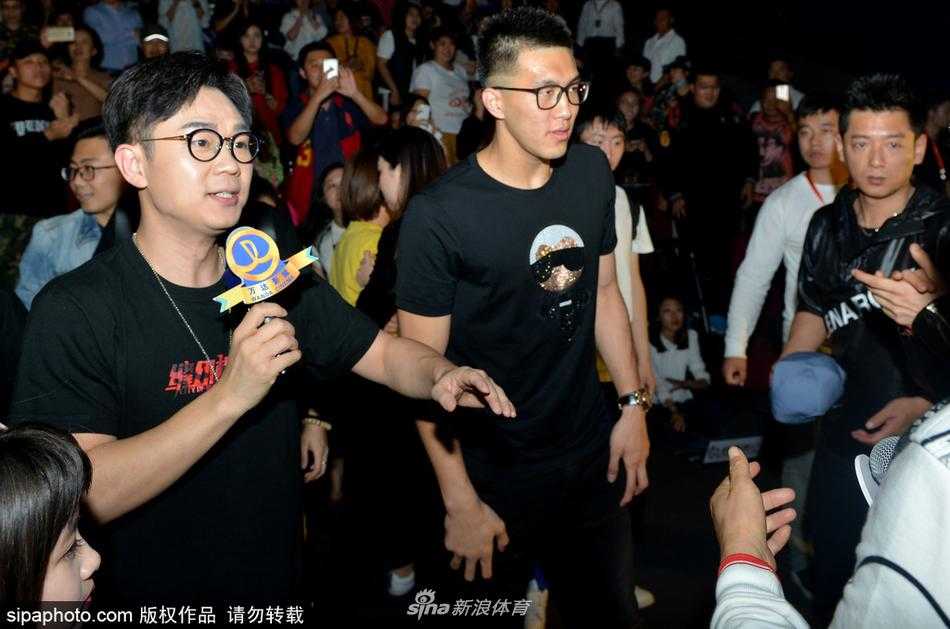 郭艾伦跨界力挺大鹏新片 赵本山惊喜现身《缝纫机乐队》东北首映礼 赵本山身着休闲装低调现身首映礼现场,面容慈祥地看着台上的徒弟大鹏,眼中满是欣慰与骄傲