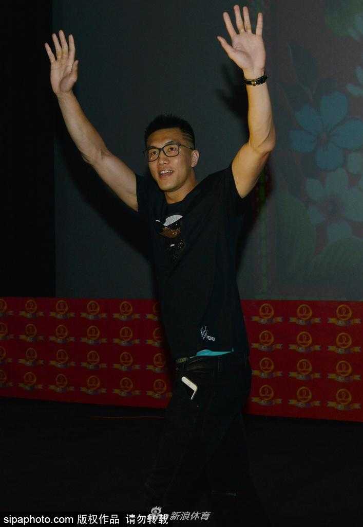 郭艾伦跨界力挺大鹏新片 赵本山惊喜现身《缝纫机乐队》东北首映礼 大鹏与恩师赵本山在首映礼上同框交谈,赵本山用手比划着,似乎在给徒弟的表演提出宝贵建议,师徒情深令人动容