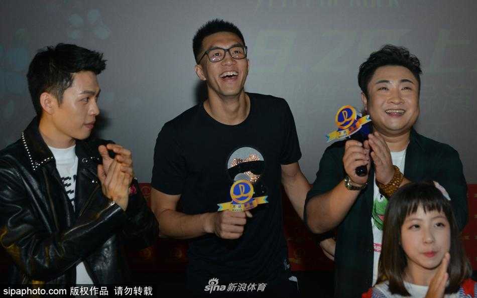 郭艾伦跨界力挺大鹏新片 赵本山惊喜现身《缝纫机乐队》东北首映礼 大鹏与郭艾伦在首映礼后台勾肩搭背亲密合影,两人笑得像孩子一样开心,体育与娱乐的友谊在这一刻定格