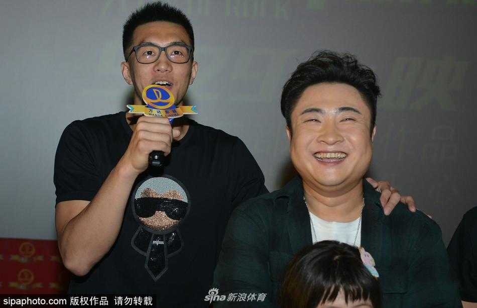 郭艾伦跨界力挺大鹏新片 赵本山惊喜现身《缝纫机乐队》东北首映礼 篮球明星郭艾伦出现在首映礼红毯上,身穿休闲运动装,面带微笑向影迷挥手致意,跨界助阵十分抢眼