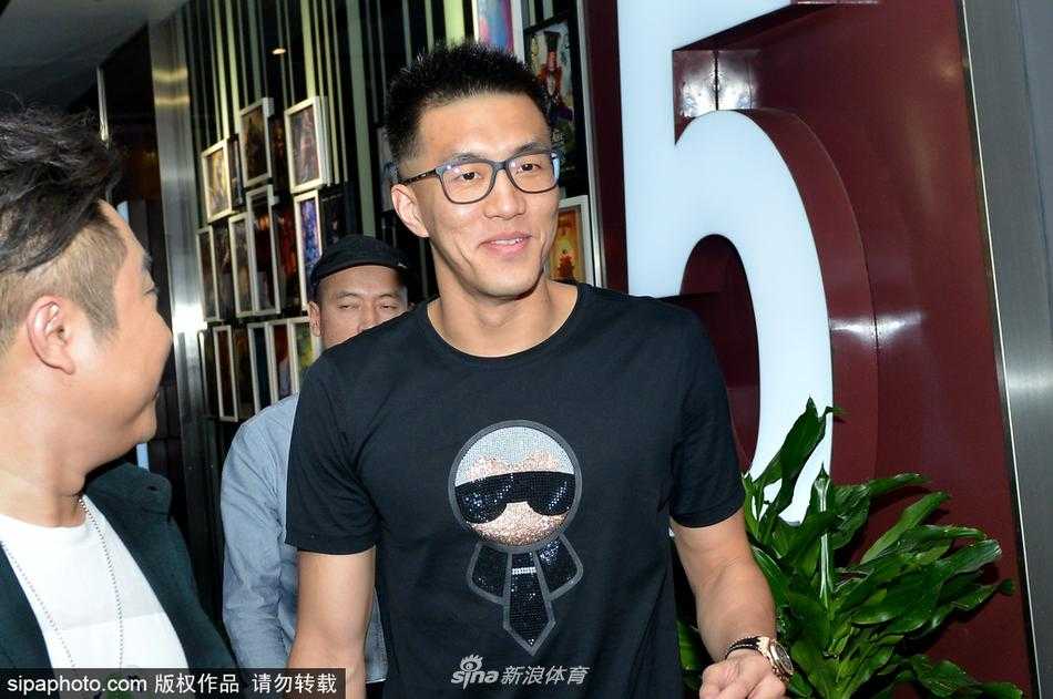 郭艾伦跨界力挺大鹏新片 赵本山惊喜现身《缝纫机乐队》东北首映礼 大鹏和乔杉在沈阳首映礼上相视而笑,两人眼神中充满对电影的自信与期待,身后是热情的东北观众