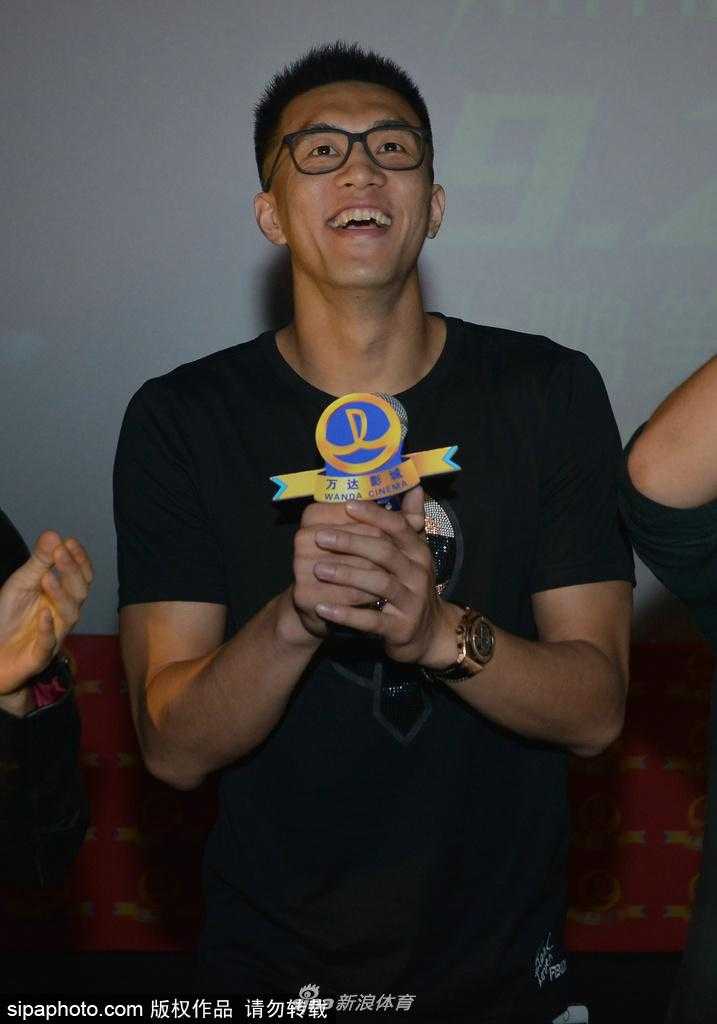 郭艾伦跨界力挺大鹏新片 赵本山惊喜现身《缝纫机乐队》东北首映礼 大鹏在台上拿着话筒讲话,身后的乔杉、李鸿其、曲隽希等主演一字排开,背景板上写着缝纫机乐队东北首映礼大字