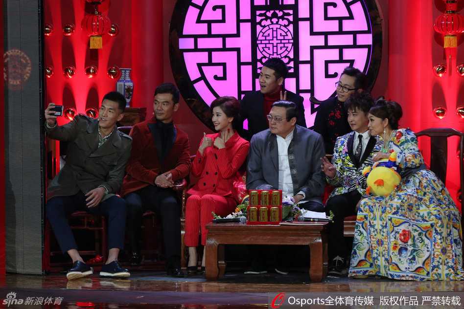 郭艾伦辽视春晚狂欢记:从球场霸主到舞台“大漂亮”的魔幻一夜 唱到尽兴处,郭艾伦突然单拳紧握直指天空,脸部表情因为过于用力而显得有些扭曲滑稽,仿佛在模仿励志电影中的经典桥段,令人忍俊不禁。