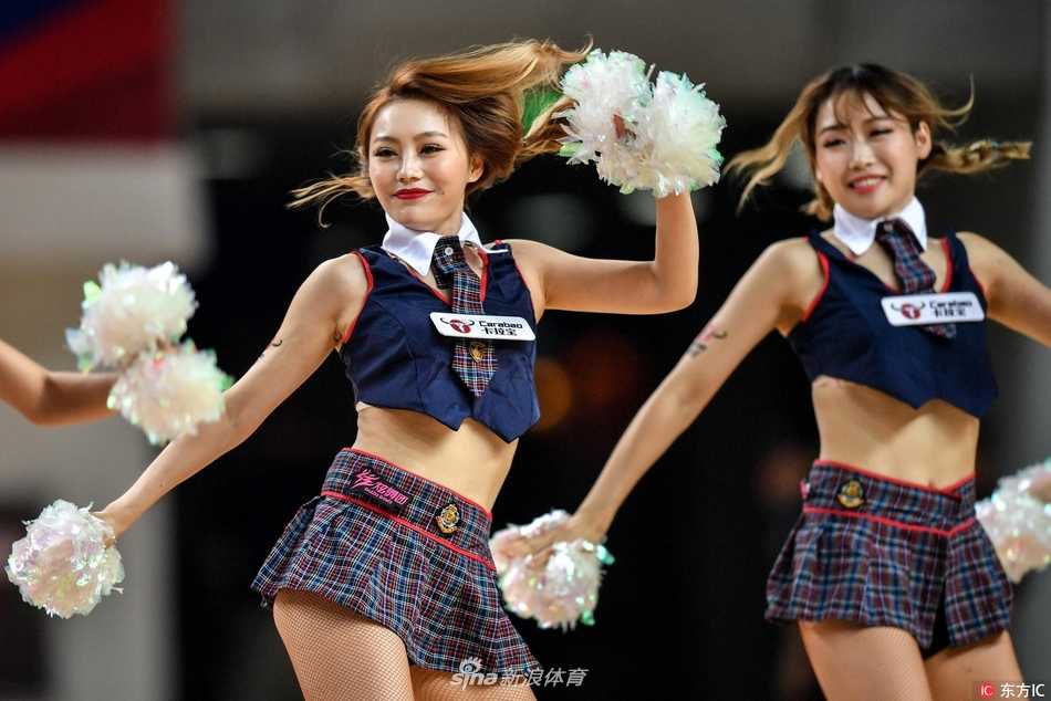 郴州亚冠赛场上的炫舞激情 啦啦宝贝用热舞点燃篮球战火 尽管画面模糊,但依然能感受到啦啦宝贝们整齐划一的舞蹈动作和充满力量的律动,她们正全情投入地为即将开始的比赛预热。