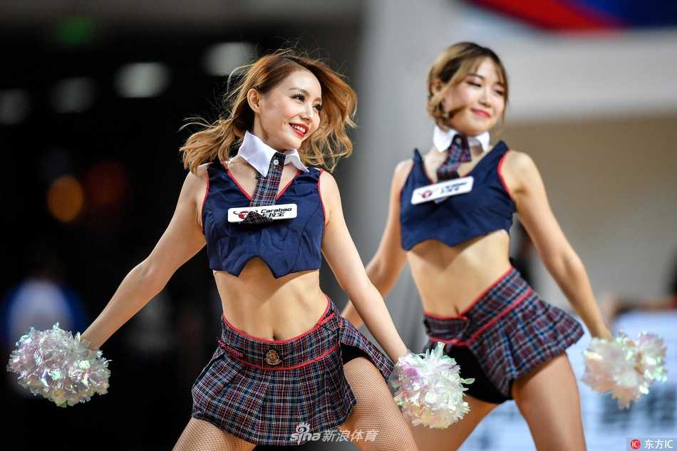 郴州亚冠赛场上的炫舞激情 啦啦宝贝用热舞点燃篮球战火 镜头特写下,一位啦啦宝贝在表演中眼神专注而明亮,手中的花球仿佛也被她的热情点燃,在空中划出优美的弧线。