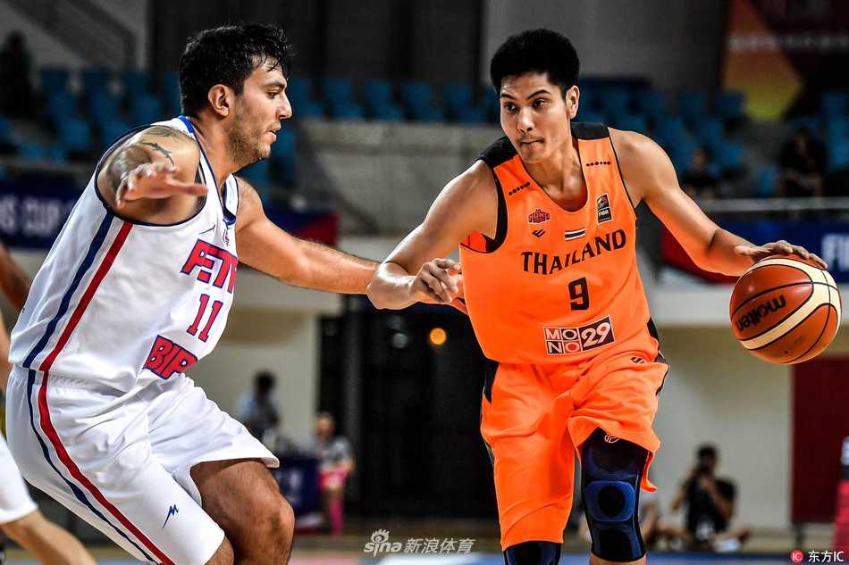 郴州亚冠赛场现悬殊比分 伊朗石油化工大胜泰国吸血鬼 大胜之后,伊朗石油化工的球员们围在一起激情怒吼,身后的记分牌显示着111-60的悬殊比分