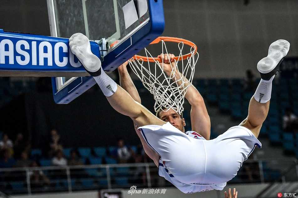 郴州亚冠赛场现悬殊比分 伊朗石油化工大胜泰国吸血鬼 泰国吸血鬼队球员在三人包夹下强行突破,脸上写满了不甘与对胜利的渴望