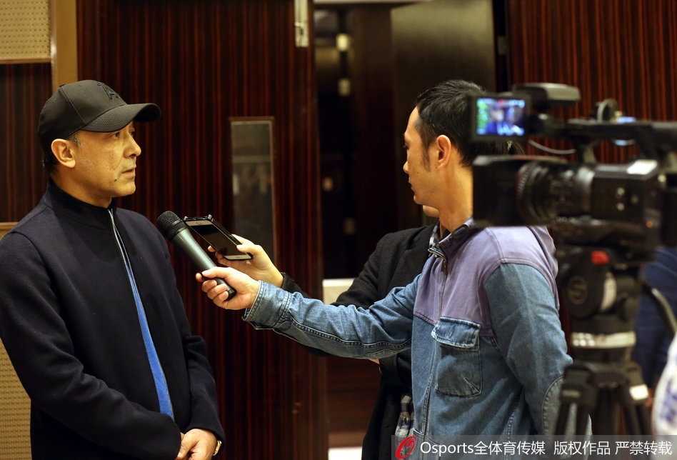 鄞州再聚首,铁军待花开:八一男篮新赛季酒会启航 球员们围坐在餐桌前,目光专注地看向前方。桌上摆满了精致的菜肴,但他们的神情更像是在聆听一场战斗部署。这种安静的专注,透露出这支年轻队伍特有的纪律感,即便是在放松的酒会时刻,也难掩眼神中对胜利的渴望。