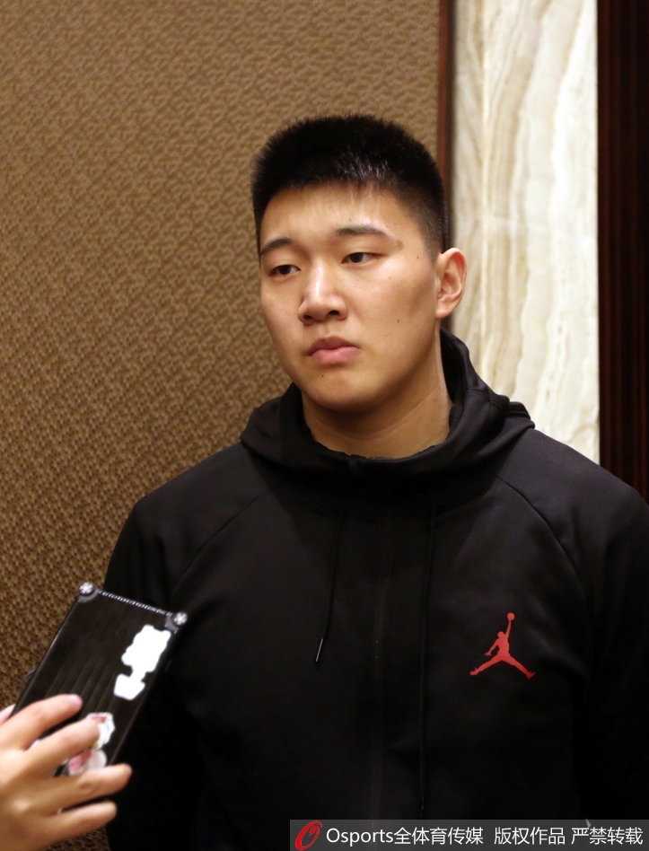 鄞州再聚首,铁军待花开:八一男篮新赛季酒会启航 镜头拉近,一位年轻的八一队员正聚精会神地看着手中的资料。背后的背景板印着新赛季的标语,霓虹光斑在他脸上跳跃。这画面仿佛预示着,在主力伤缺的赛季里,这些年轻人将不得不提前接过前辈的枪,在CBA的烽火中加速成长。