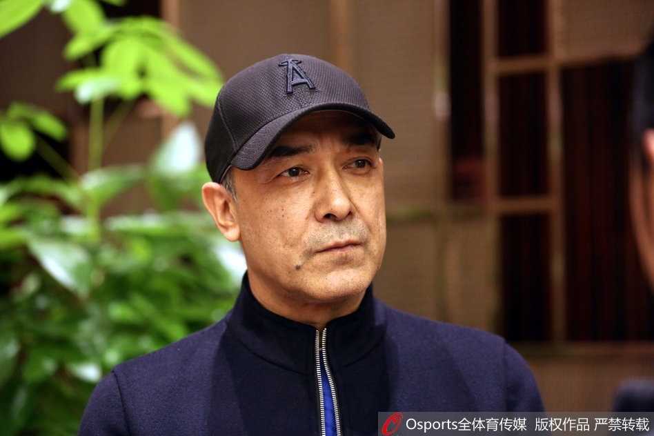 鄞州再聚首,铁军待花开:八一男篮新赛季酒会启航 在柔和的灯光下,八一队的教练组成员与球员们身着笔挺的礼服,共同举起手中的香槟杯,金色的气泡在杯中升腾,仿佛预示着新赛季无论遇到何种困难,他们都将以军人的姿态,从容碰杯,笑对挑战。