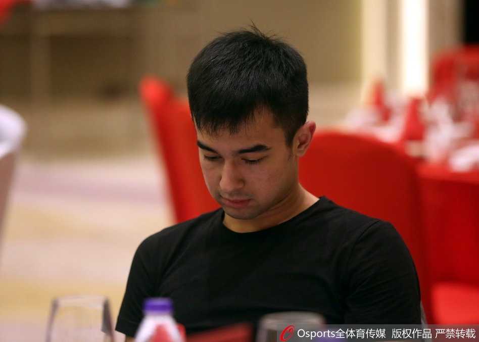 鄞州再聚首,铁军待花开:八一男篮新赛季酒会启航 几位八一队员手持印有个人号码的球衣,并肩站在背景板前合影。他们的笑容中带着一丝青涩,却又充满了朝气。新赛季的球衣在闪光灯下格外醒目,这几件看似普通的战袍,即将在没有外援助阵的情况下,扛起捍卫“铁军”尊严的重任。