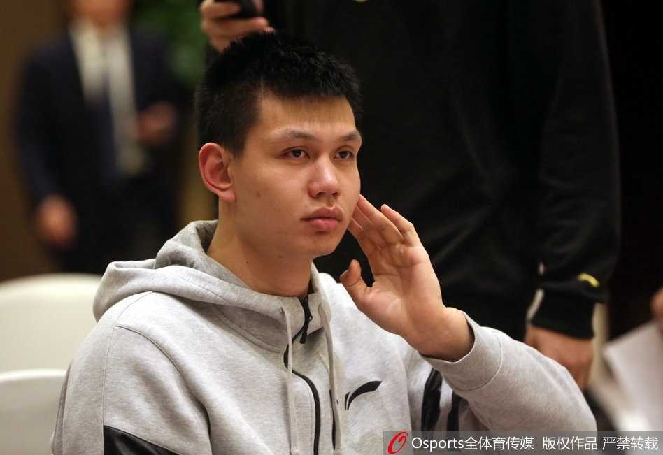 鄞州再聚首,铁军待花开:八一男篮新赛季酒会启航 席间,一名队员正侧身与队友耳语,似乎是在交流对新赛季对手的看法。严肃的表情与周围轻松的氛围形成对比,篮球始终是他们心中唯一的主题。这种不经意间流露出的专注,构成了酒会中最动人的细节。