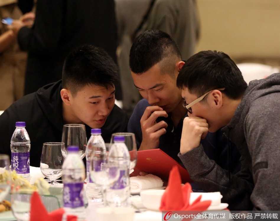 鄞州再聚首,铁军待花开:八一男篮新赛季酒会启航 酒会的轻松时刻,一位队员被工作人员逗得开怀大笑,眼睛眯成了一条缝。这种发自内心的爽朗笑声,在紧张的备战期显得弥足珍贵。它告诉人们,即便前路荆棘密布,这群小伙子依然拥有苦中作乐的豁达心。