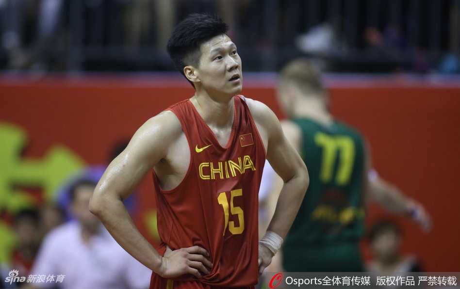 范斌指导在场边神色严峻地大声呼喊，试图通过手势重新部署战术，眼神中透露出对场上局势的焦急与期待