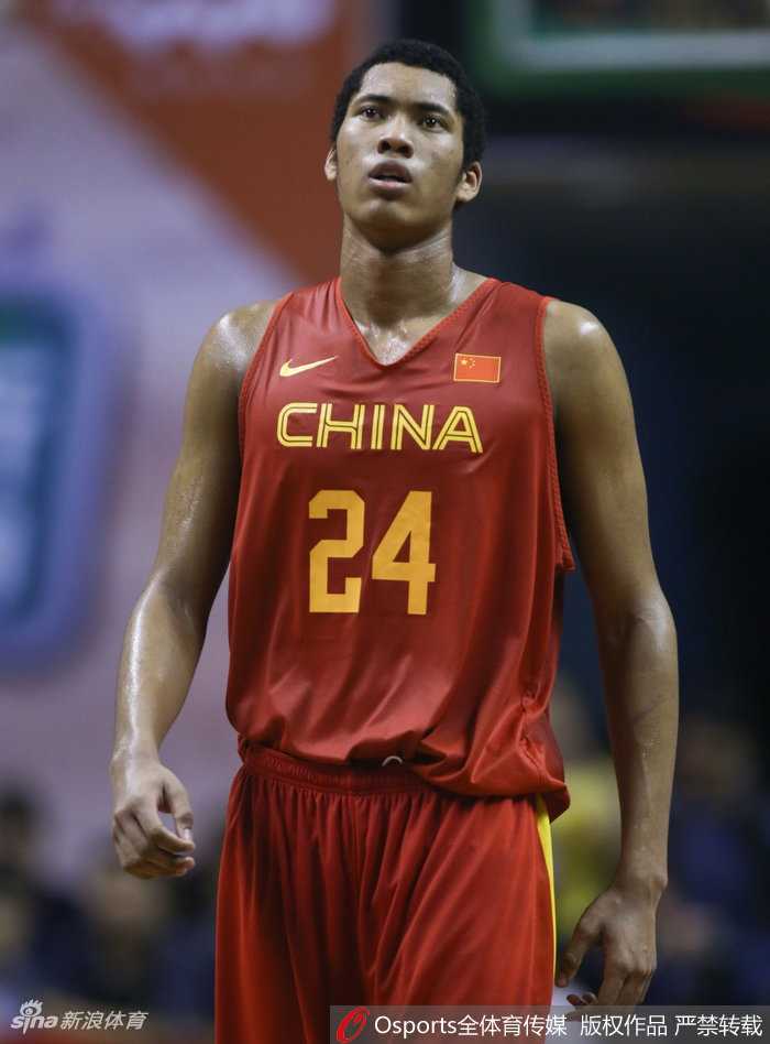 赵岩昊在三分线外果断出手，皮球离开指尖后划过一道弧线，他眼神紧紧跟随篮球，身后的计时器显示着比赛所剩无几的时间