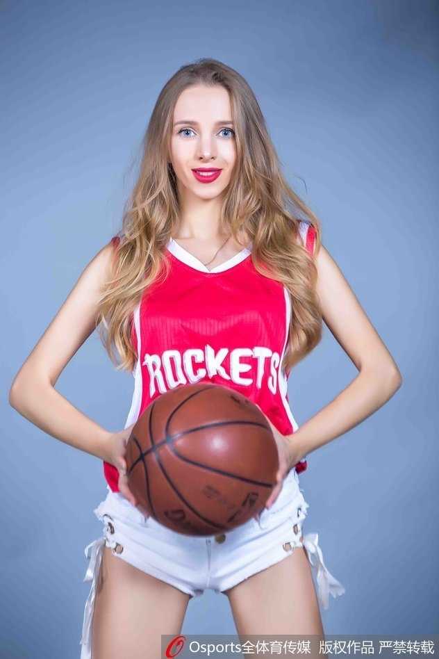 金发篮球宝贝腹肌闪耀 周琦火箭生涯获别样助威 宝贝侧身凝视镜头,凸显完美身材曲线,背景是火箭队徽,寓意与球队同在