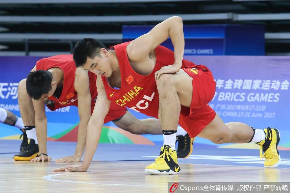 金砖赛场初试锋芒,杜锋与韩德君共筑中国男篮蓝队内线新篇章 天河体育馆内,主帅杜锋神情专注地蹲在场边,用手比划着战术路线,在他身旁,中锋韩德君俯身倾听,眼神坚定,仿佛要将每一个战术细节都刻进脑海。