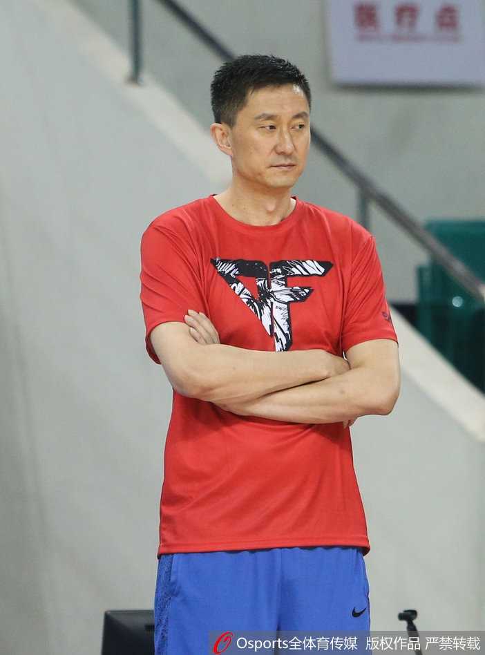 金砖赛场初试锋芒,杜锋与韩德君共筑中国男篮蓝队内线新篇章 暂停时刻,杜锋蹲在球员中间,语速极快地布置着破解对手联防的策略,替补球员们也纷纷探身倾听,板凳席上凝聚着一股同仇敌忾的力量。