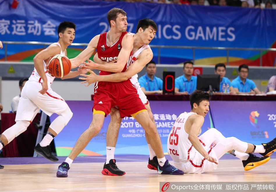 金砖赛场巅峰对决:韩德君力扛俄罗斯高塔,中国男篮蓝队虽败犹荣 韩德君背身单打俄罗斯防守悍将,凭借强壮身体强行转身,坦克式碾压上篮
