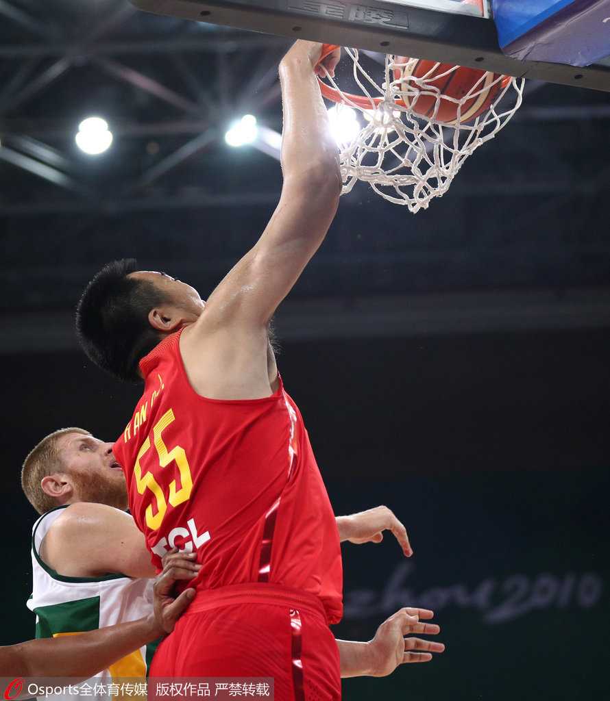 金砖赛场青春风暴 中国男篮蓝队大胜南非显锋芒 年轻前锋任骏飞在快攻中高高跃起,他单手托球,眼神坚定,面对空篮准备轻松上篮得分,展现出球队流畅的配合与凌厉的攻势。