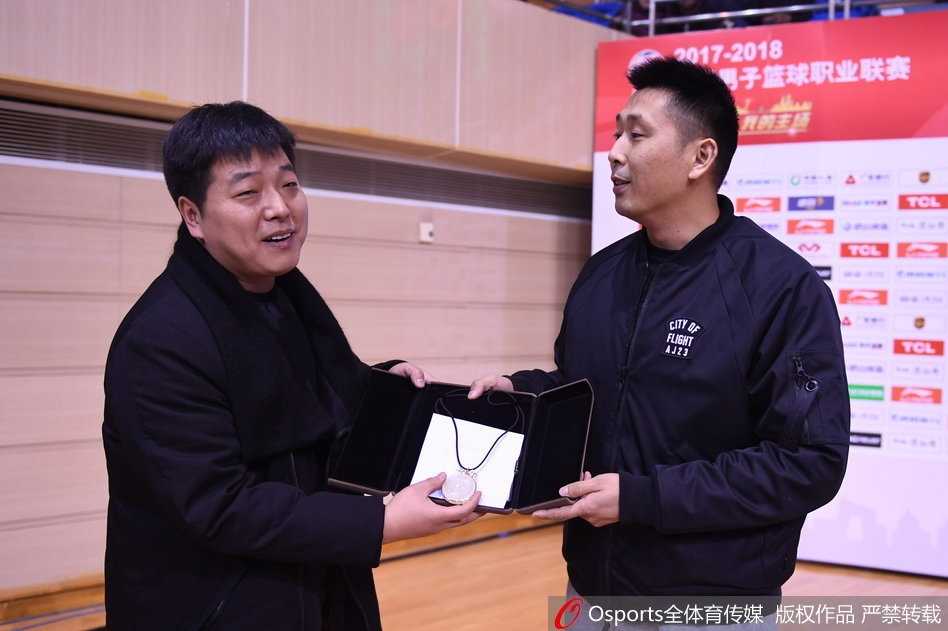 金镶玉寄深情:球迷匠心赠礼致敬胡雪峰传奇生涯 镜头特写捕捉到胡雪峰双手捧起这份特殊礼物时的瞬间,他的脸上洋溢着欣慰与感动的微笑,仿佛收到的不仅仅是一块玉,更是球迷沉甸甸的信任与爱戴。