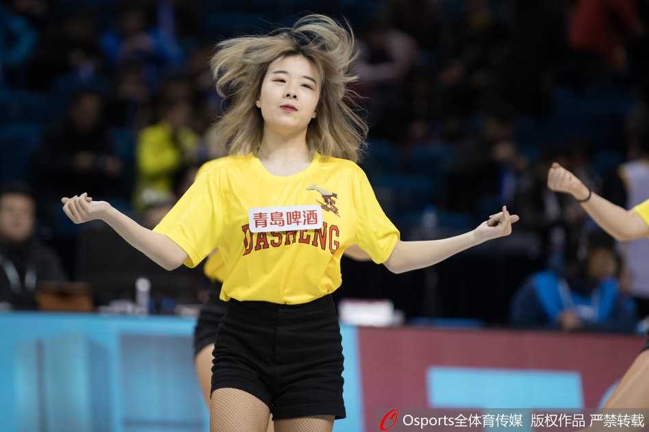 金陵夜战,同曦大胜送八一十连败,篮球宝贝热舞点燃主场激情 在八一队请求暂停的间隙,篮球宝贝们迅速登场,她们变换着复杂的队形,一名宝贝在聚光灯下高高跃起,身后队友们错落有致,仿佛一朵在赛场中央盛开的活力之花。