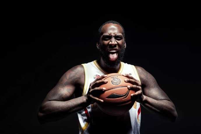 金陵新王气 同曦大圣归 新赛季谁是最强气场核心 亚洲外援巴赫拉米眼神深邃面带坚毅,举手投足间尽显国际赛场的经验与老辣