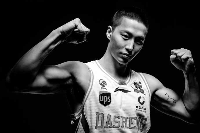 金陵新王气 同曦大圣归 新赛季谁是最强气场核心 宝岛勒布朗周仪翔展露钢铁臂膀,眼神凌厉如刀锋,完美融合力量与速度的美学