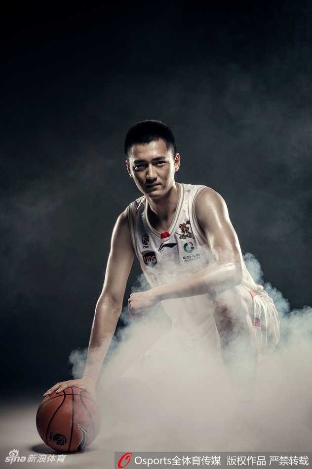 金陵烽烟起 同曦男篮新赛季写真如画 仙境中蓄势待发 外援希克森与巴赫拉米在烟雾中并肩而立,东西方力量与技巧的碰撞,在虚幻的背景下显得格外和谐,他们将是同曦攻防两端的核心引擎。