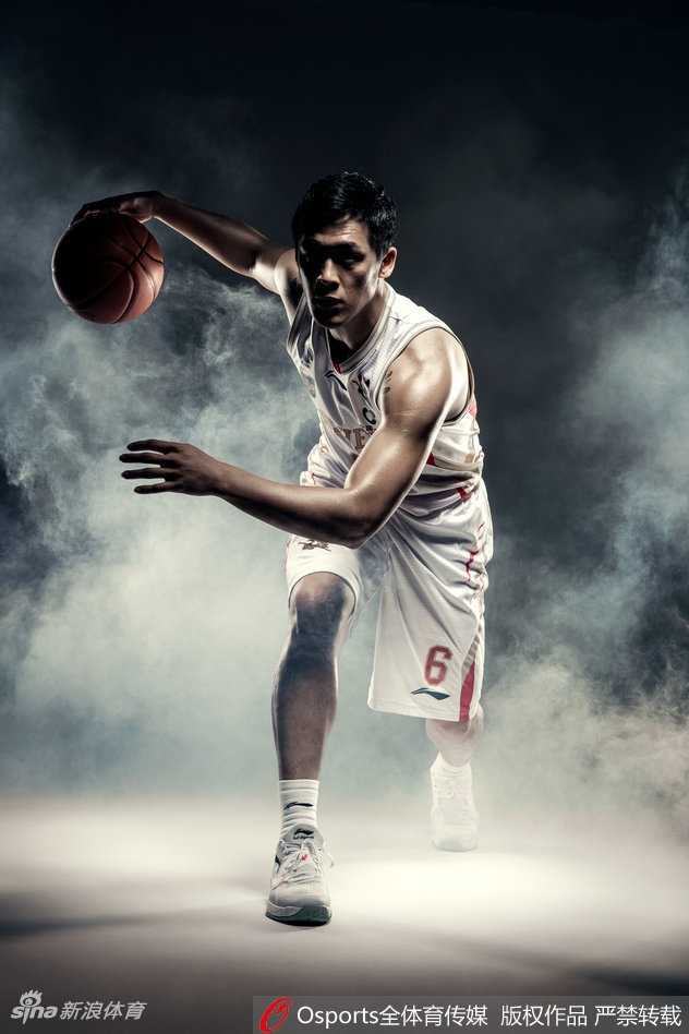 金陵烽烟起 同曦男篮新赛季写真如画 仙境中蓄势待发 内线支柱唐正东屹立烟雾之中,宛如巍峨山岳,他沉稳的表情与身后的迷蒙背景相得益彰,彰显出定海神针般的领袖气质。