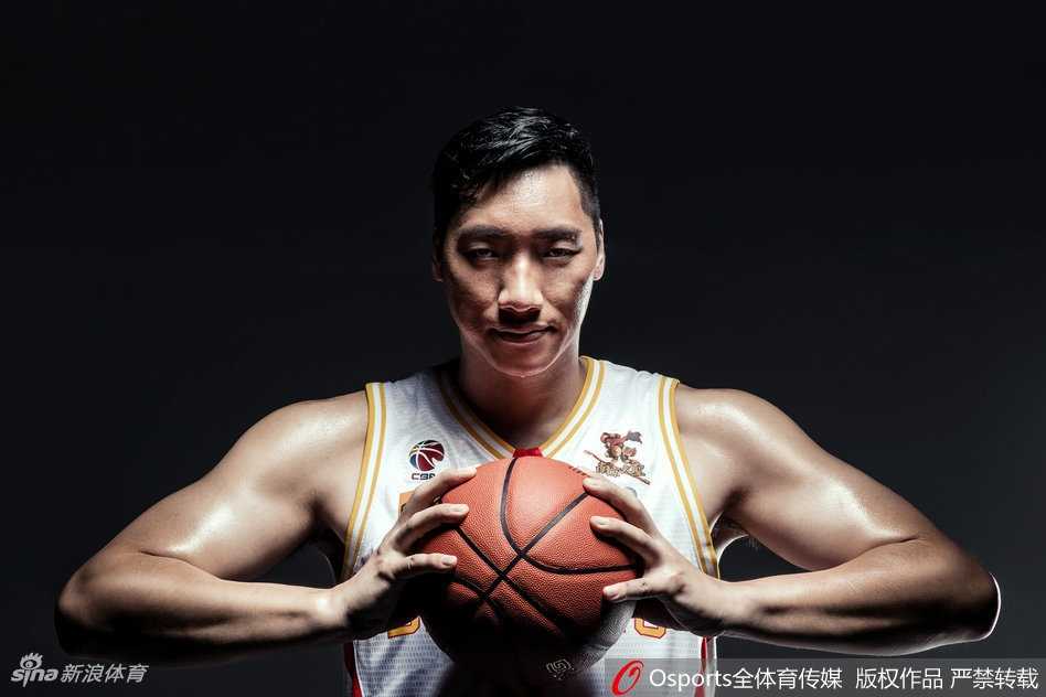 金陵烽烟起 同曦男篮新赛季写真如画 仙境中蓄势待发 队长冯欣在烟雾中神情专注,干冰的冷峻与赛场的火热在他身上融为一体,作为球队的大脑,他将引领同曦在迷雾中寻找胜利的方向。